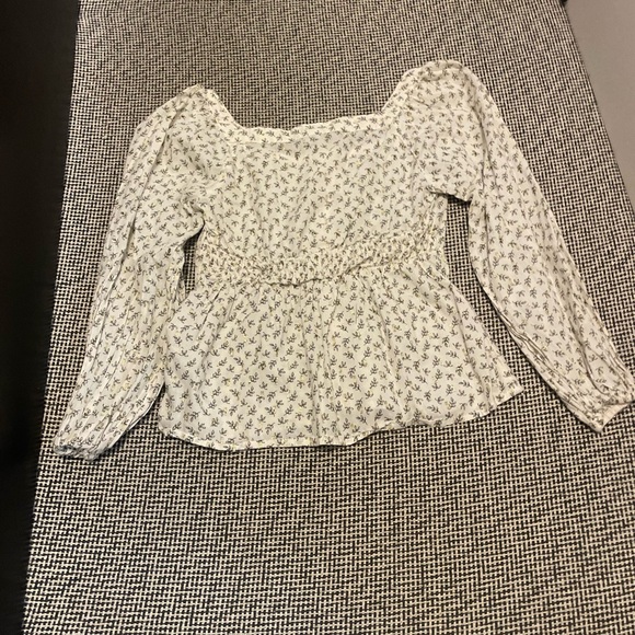 Old Navy Puff Sleeve Smocked Blouse - Picture 4 of 4